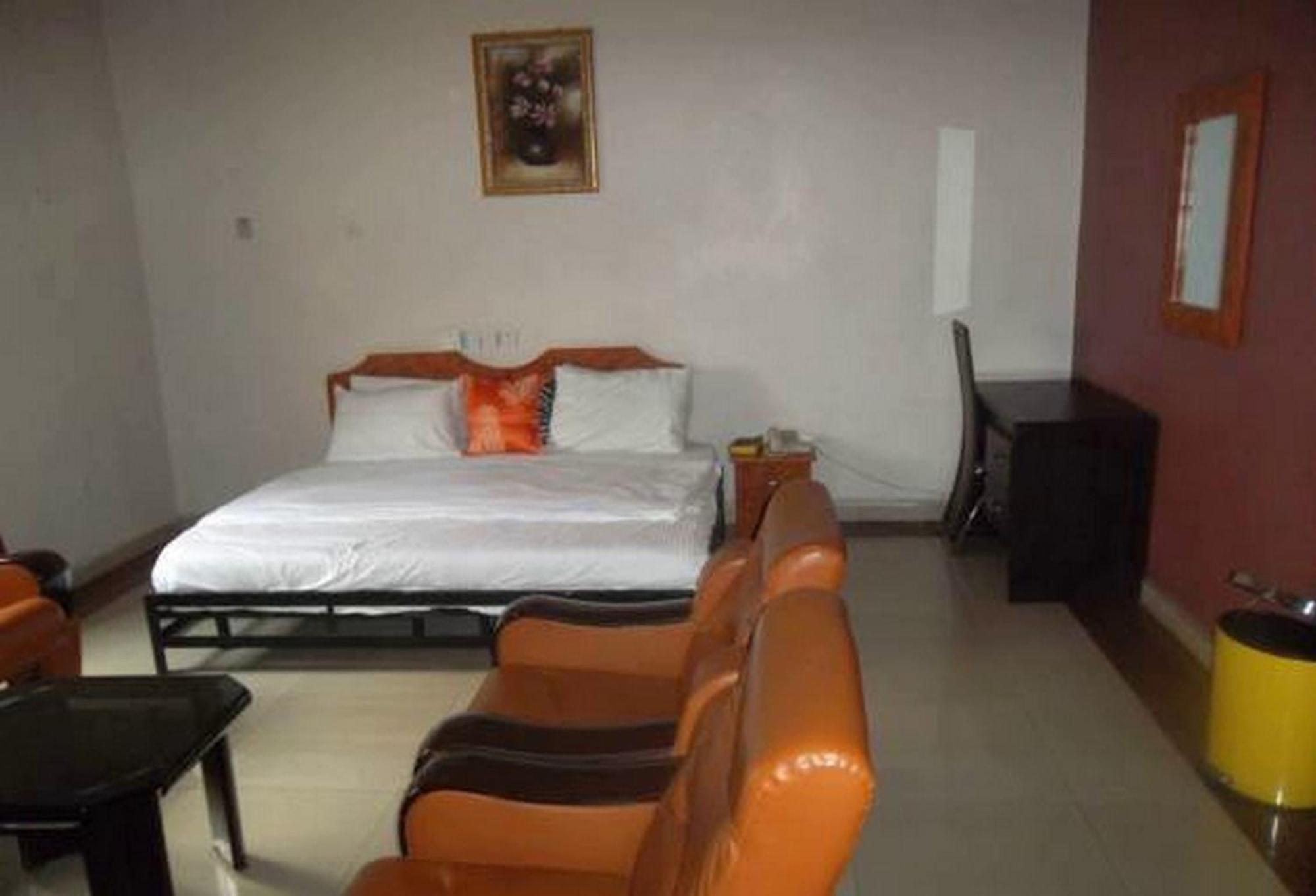 Room In Lodge - Clen-Phil Hotels And Suite Port Harcourt Exterior foto